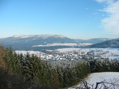 Blick vom Wochenberg auf Weilen u.d.R., links hinten der Plettenberg